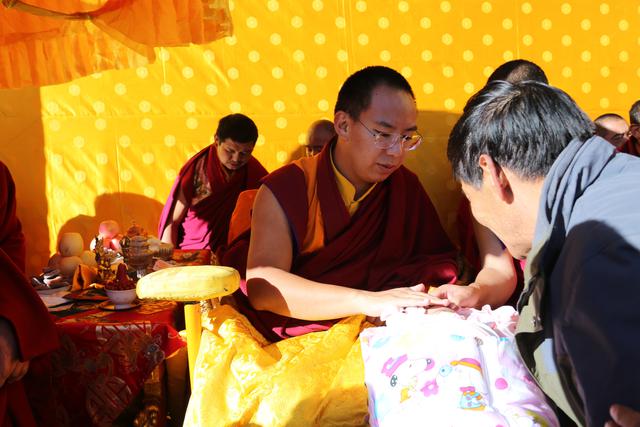 班禅坐床20周年庆典后首次举行大规模摸顶活动