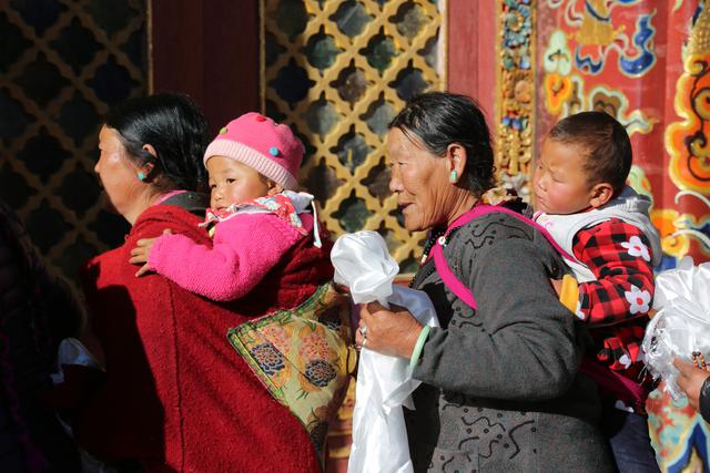 班禅坐床20周年庆典后首次举行大规模摸顶活动