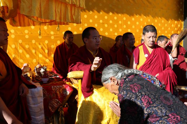 班禅坐床20周年庆典后首次举行大规模摸顶活动