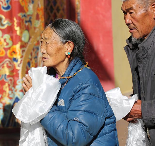 班禅坐床20周年庆典后首次举行大规模摸顶活动