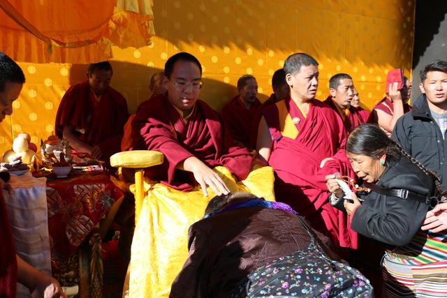 班禅坐床20周年庆典后首次举行大规模摸顶活动