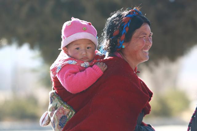 班禅坐床20周年庆典后首次举行大规模摸顶活动