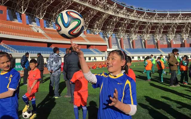 中国少年足球训练营拉萨开营