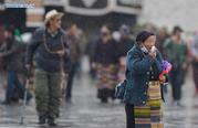 Lhasa embraces its first snowfall in this winter