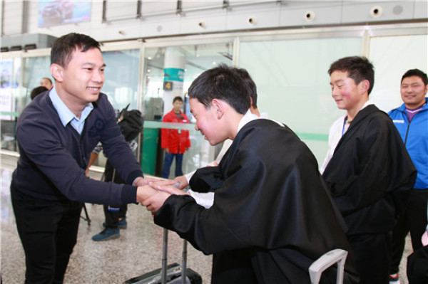 董事长接机副县长领队 藏族少年实现绿茵梦想