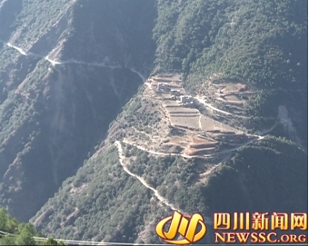 藏区新闻 > 正文   山背后村地处雅江县城对面的半山腰,海拔3100米