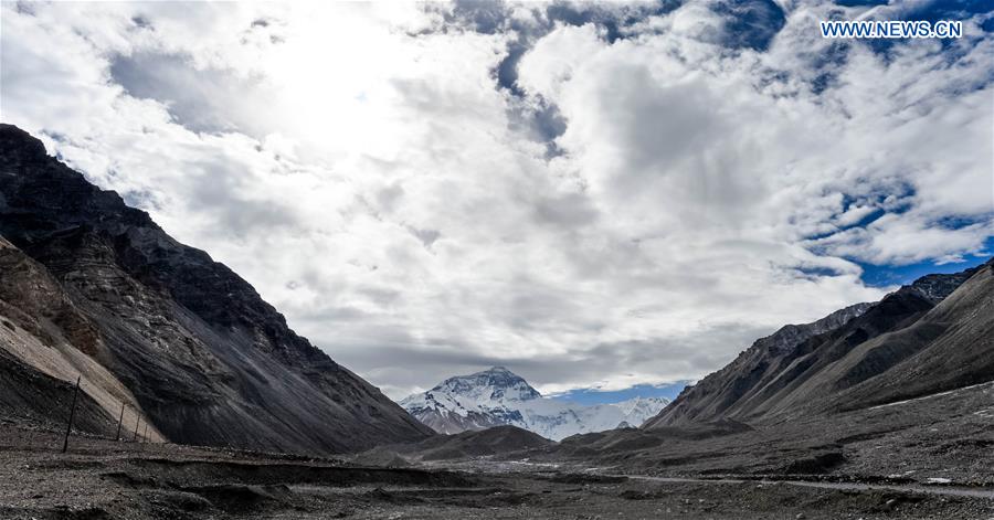 Photo taken on Nov. 23, 2015 shows a distant view of Mount Everest, the highest peak in the world which stands at an altitude of 8844.43 meters, in southwest China's Tibet Autonomous Region.