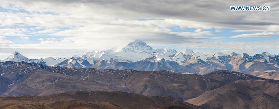 Photo taken on Nov. 23, 2015 shows a distant view of Mount Everest, the highest peak in the world which stands at an altitude of 8844.43 meters, in southwest China's Tibet Autonomous Region.