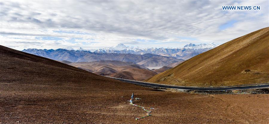 Photo taken on Nov. 23, 2015 shows a distant view of Mount Everest, the highest peak in the world which stands at an altitude of 8844.43 meters, in southwest China's Tibet Autonomous Region.