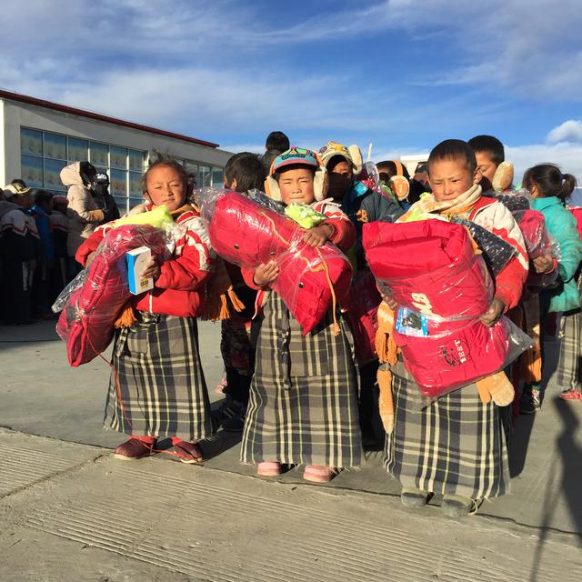 传递温暖延续爱 爱心机构为西藏偏远地区小学