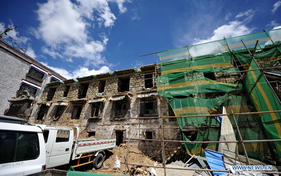 Sutra printing house Meru Monastery is under repair in Lhasa, capital of southwest China's Tibet Autonomous Region, Aug. 28, 2015. Local government has dispatched about 30 million yuan (4.698 million US dollars) to overhaul Meru Monastery, which has a history of more than 400 years and suffered from deformation in its beam, pillars and walls. The repair, which started on Aug. 1, is expected to last for one year. (Xinhua/Jigme Dorje)