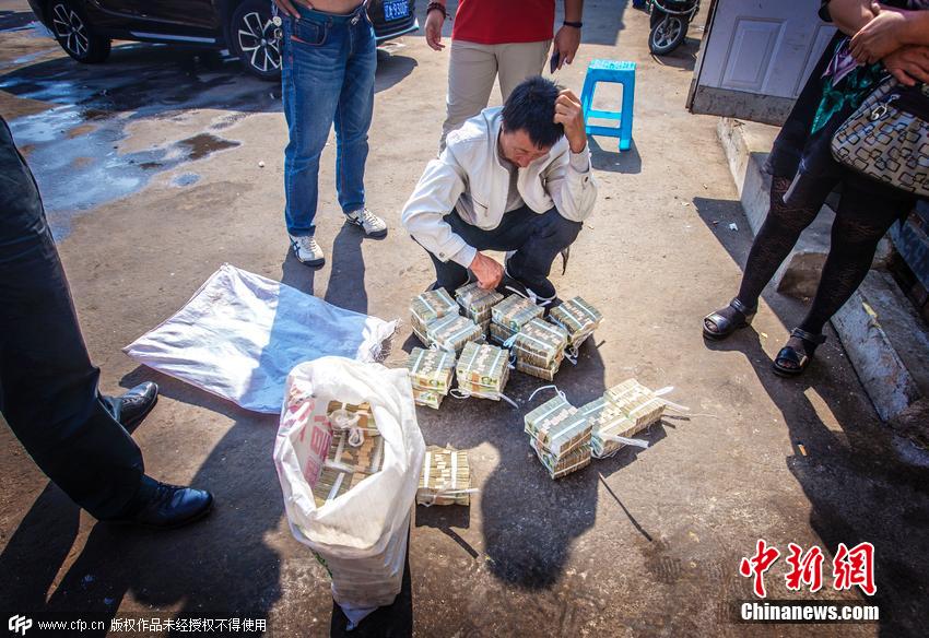 交车肇事撞死行人 巴士公司用四万张零钱做赔款