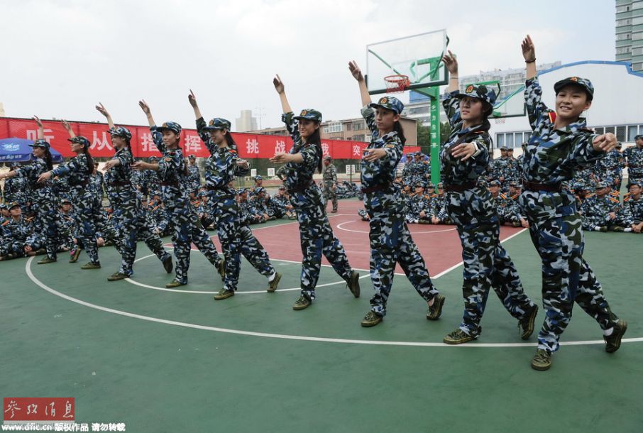 山师大军训 舞蹈系女生表演 一字马