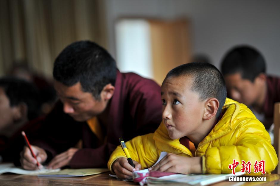 走进藏传佛教 6岁小活佛的佛学院生活