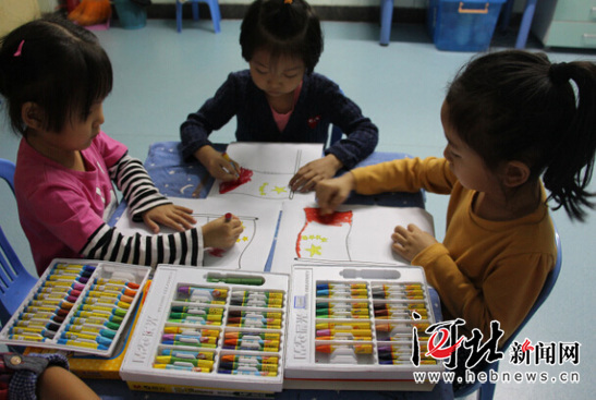 石家庄娃娃手绘国旗迎国庆(图)