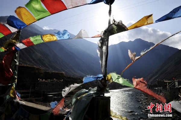 A glimpse of ancient Tibetan village in Sichuan