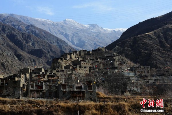 A glimpse of ancient Tibetan village in Sichuan