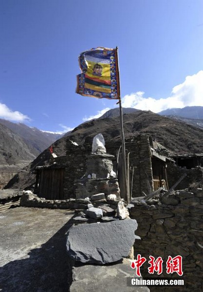 A glimpse of ancient Tibetan village in Sichuan