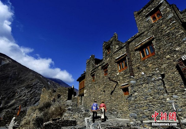 A glimpse of ancient Tibetan village in Sichuan