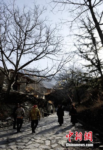 A glimpse of ancient Tibetan village in Sichuan