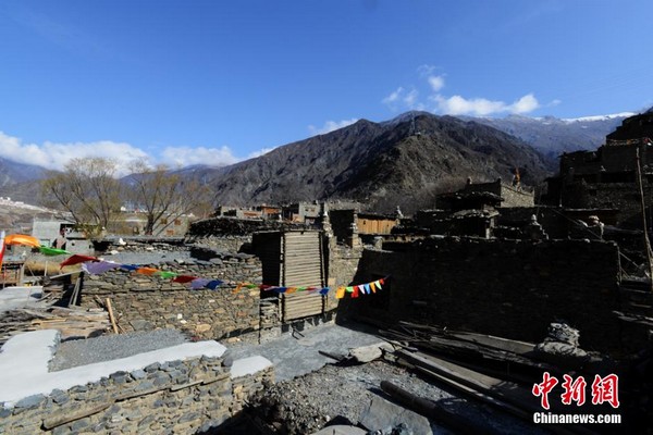 A glimpse of ancient Tibetan village in Sichuan