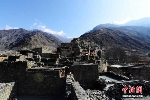 A glimpse of ancient Tibetan village in Sichuan