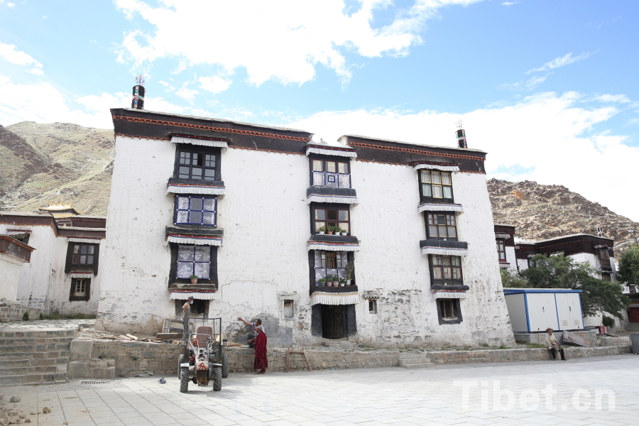 Summer scenery in Tashilhunpo Monastery