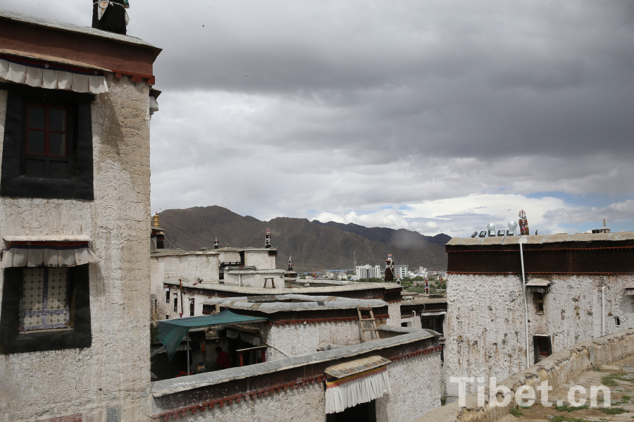 Summer scenery in Tashilhunpo Monastery