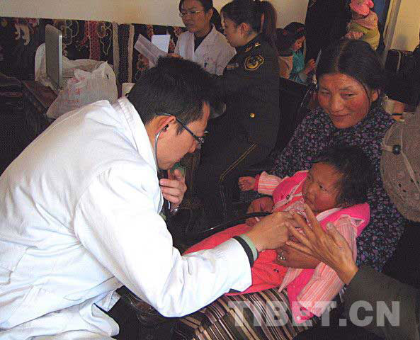 Photo shows that a doctor examines a Tibetan child with congenital heart disease..[Photo/ China Tibet Online]