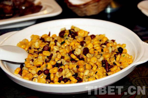 The photo shows delicacy made of ginseng fruit and fried corns. [Photo/ China Tibet Online]