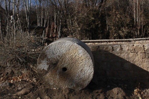 Photo shows the selected millstone in Gyami Watermill. [Photo/ China Tibet Online]