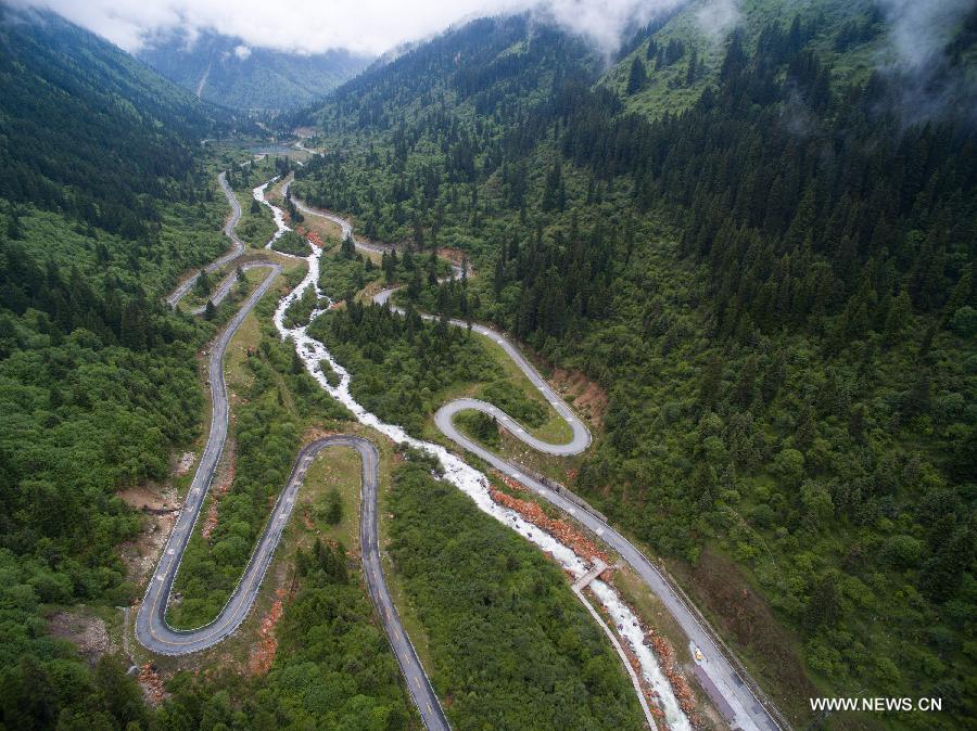  The Dagu glacier scenic spot is the newest tourist spot after the Jiuzhaigou Scenic Area, Huanglong Scenic Area and the Wolong National Nature Reserve in Aba.