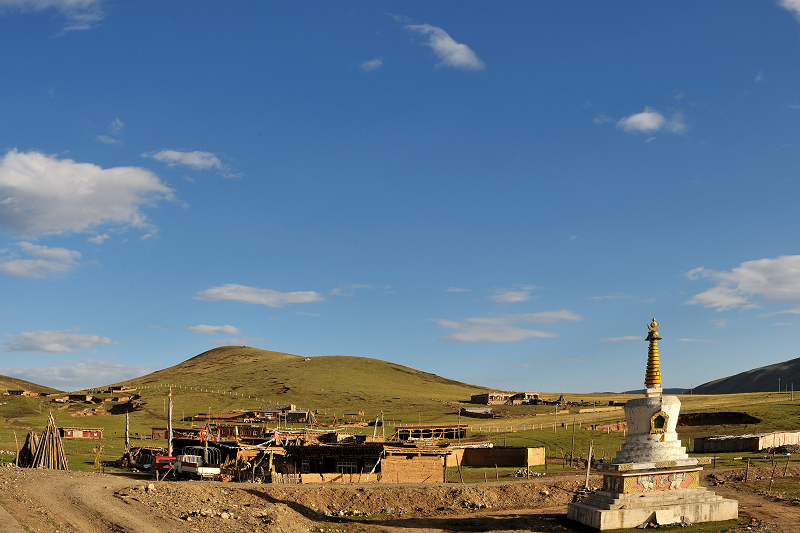 Ma-ni-kan-ko is a transfer station in the northern line of the Sichuan-Tibet highway. In ancient times, it was an important hub leading to Yunnan, Qinghai and Sichuan, a commercial area and a center for Tea-horse Ancient Road.