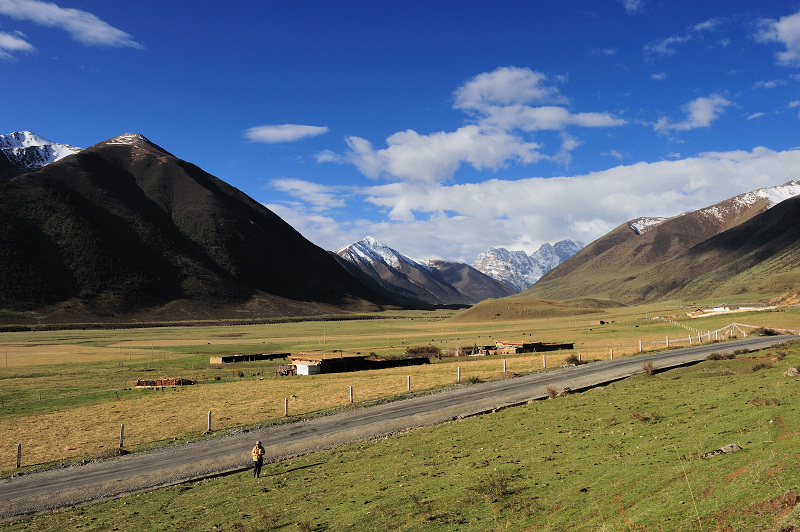 Ma-ni-kan-ko is a transfer station in the northern line of the Sichuan-Tibet highway. In ancient times, it was an important hub leading to Yunnan, Qinghai and Sichuan, a commercial area and a center for Tea-horse Ancient Road.