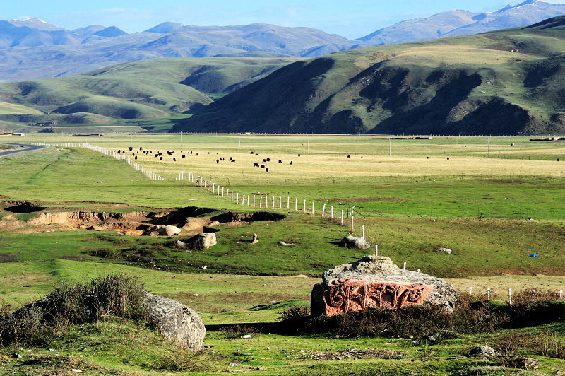 Ma-ni-kan-ko is a transfer station in the northern line of the Sichuan-Tibet highway. In ancient times, it was an important hub leading to Yunnan, Qinghai and Sichuan, a commercial area and a center for Tea-horse Ancient Road.