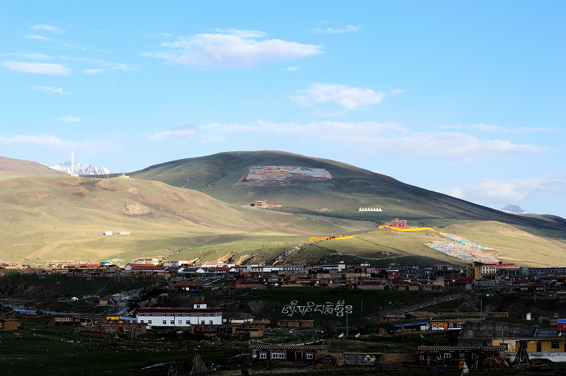 Ma-ni-kan-ko is a transfer station in the northern line of the Sichuan-Tibet highway. In ancient times, it was an important hub leading to Yunnan, Qinghai and Sichuan, a commercial area and a center for Tea-horse Ancient Road.