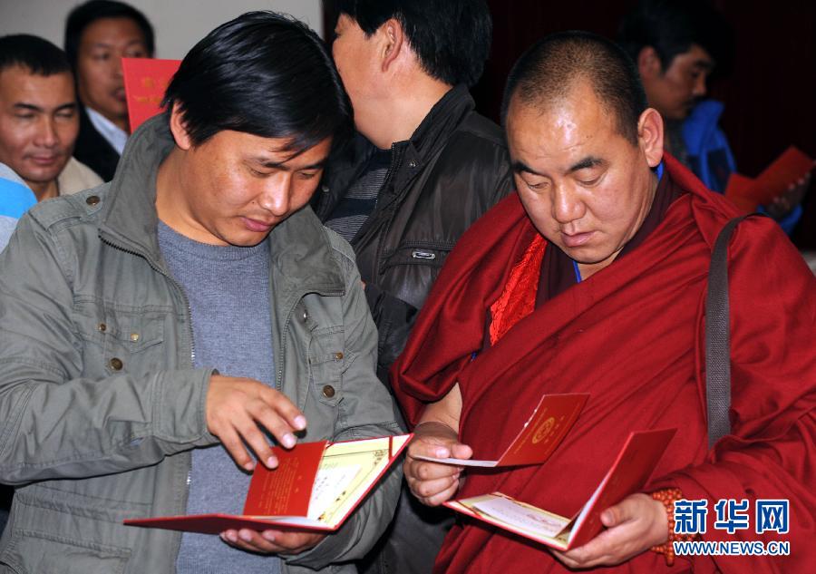 Photo taken on December 2, 2012 shows that two Tibetan students are looking up the graduation certificates. [Photo/ Xinhua