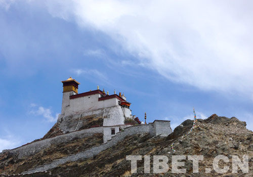 The famous Yumbu Lhakhang Palace, the first palace in Lhoka Prefecture located in the southeast of Tibet Autonomous Region (TAR), photo from China Tibet Online.