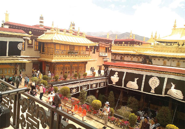 A temple in Lhasa, which is situated at 3,650 meters, one of the highest cities in the world. [Photo/China Daily]