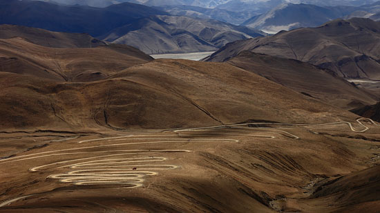 The zigzag mountain road leading to the Mt.Qomolangma.[Photo/www.dili360.com]