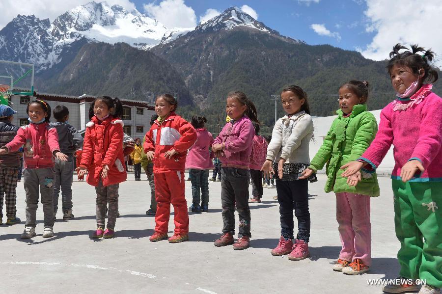 Children play games with the guidance from soldiers at a primary school in quake-hit Gyirong Town, Shigatse City, southwest China's Tibet Autonomous Region, May 4, 2015. Soldiers of Gyirong frontier inspection station held a psychological counseling lesson for junior students on Monday, after the region being hit by the massive Nepal earthquake on April 25. (Xinhua/Liu Dongjun)