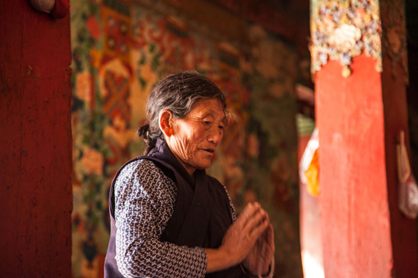 Believer of Tibetan Buddhism prays at Champa Ling Monastery. [Photo/chinadaily.com.cn]