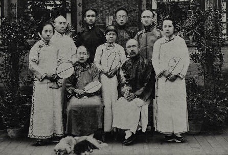 Quan Shaoqing (second left) and his family.