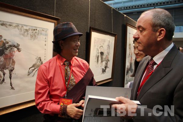 Nyima Tsering, a first-class artist in China, talks with a senator of Australia during the "Beauty of Tibet" Painting and Photography Exhibition held in Sydney.