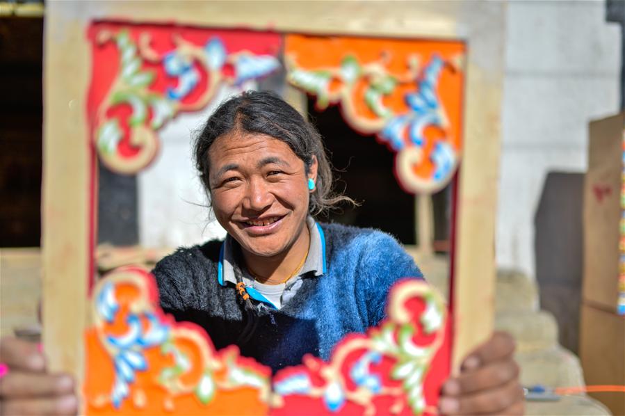 Photos: Tibetan farmers make money during slack season