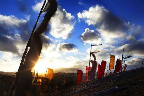 Photo shows the religious flags on Mt. Yala. [Photo/Tianya.cn]