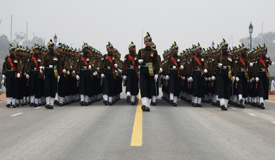 An Indian army contingent rehearses for the upcoming Indian Republic Day parade along Rajpath in New Delhi on January 20, 2016. French soldiers will march down Rajpath on Republic Day along with Indian troops in the presence of President Francois Hollande, who is the chief guest for India's upcoming 67th Republic Day, to be celebrated on January 26. This is the first time that a foreign army will march down Rajpath, along with Indian troops, as part of the Republic Day celebrations. [Photo/CFP]