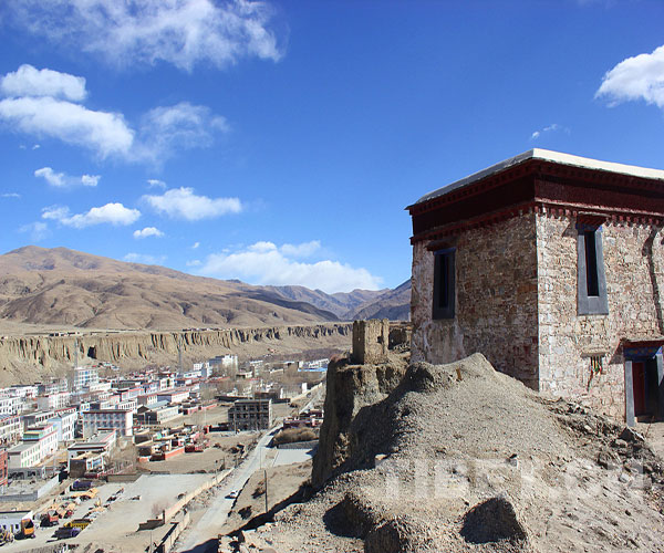 Photo shows the relic of Lhagyari Palace in Qusum County of Lhoka Prefecture, southwest China's Tibet Autonomous Region.
