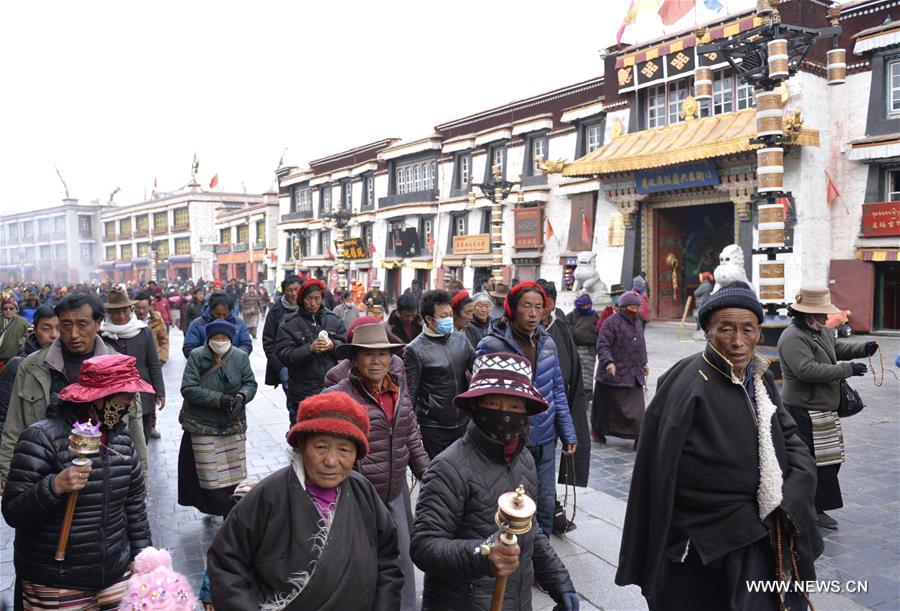 Farmers and herdsmen from all over Tibet start pilgrimages to Lhasa
