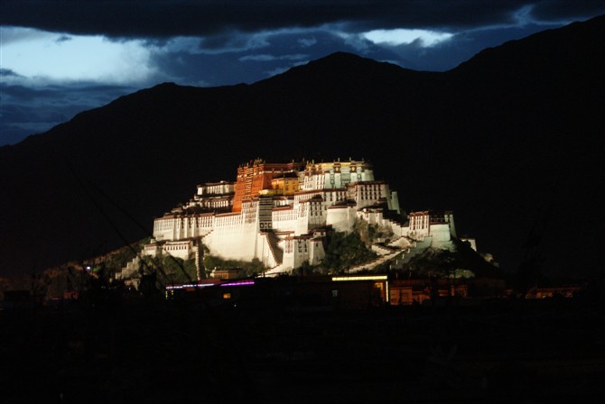 9 Lhasa travel agencies ordered to close down and reorganize in 2015